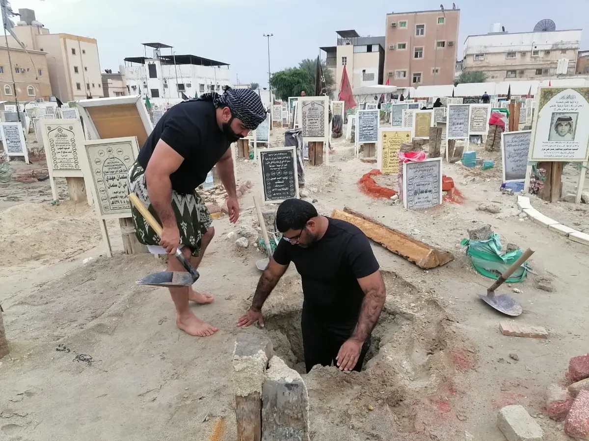 في القديح.. متطوعون يكرمون الموتى بمعالجة القبور المتضررة من الأمطار