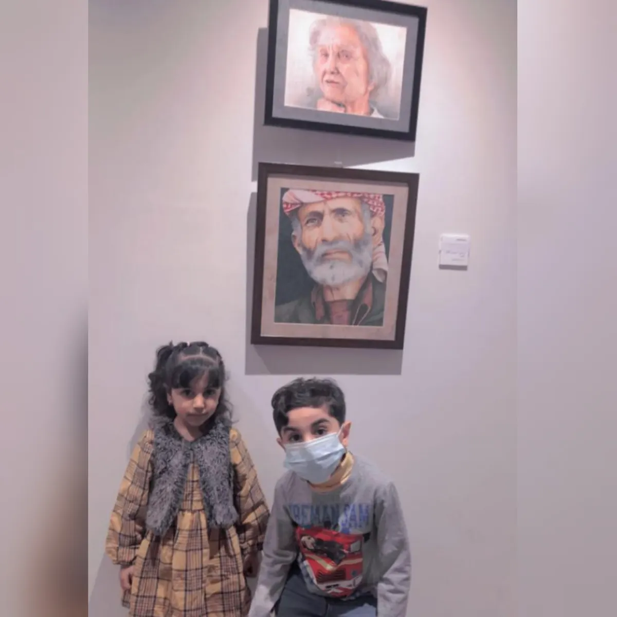من القديح.. خطأ غير مقصود يعبث بعقارب الزمن ويعيد لوحات ساجدة العابد من الشيخوخة إلى الطفولة