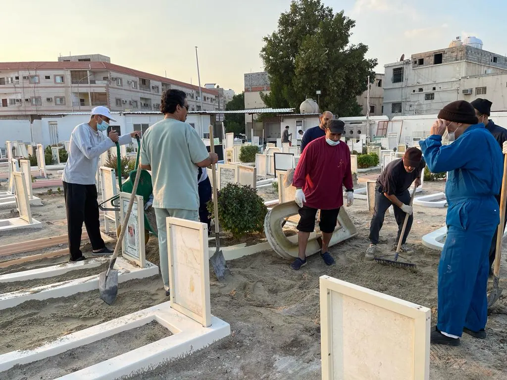 أبناء القطيف لا يدخرون جهدًا في الخير.. 107 متطوعين يكرمون الموتى بستر قبورٍ كشفتها الأمطار