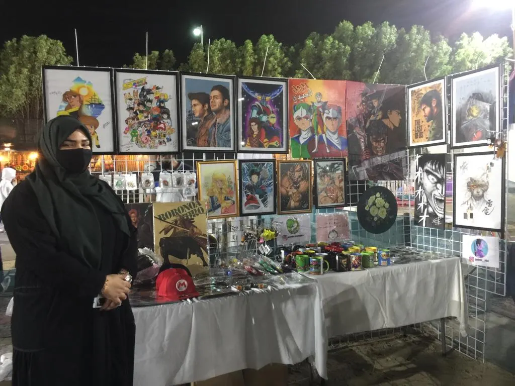 من تاروت.. رسومات زهرة آل درويش تتزين بتوقيع مؤدي شخصيات «سبيس تون».. ظروفها أبعدتها عن الدراسة.. وتحدت ظروفها بالفرشة والألوان