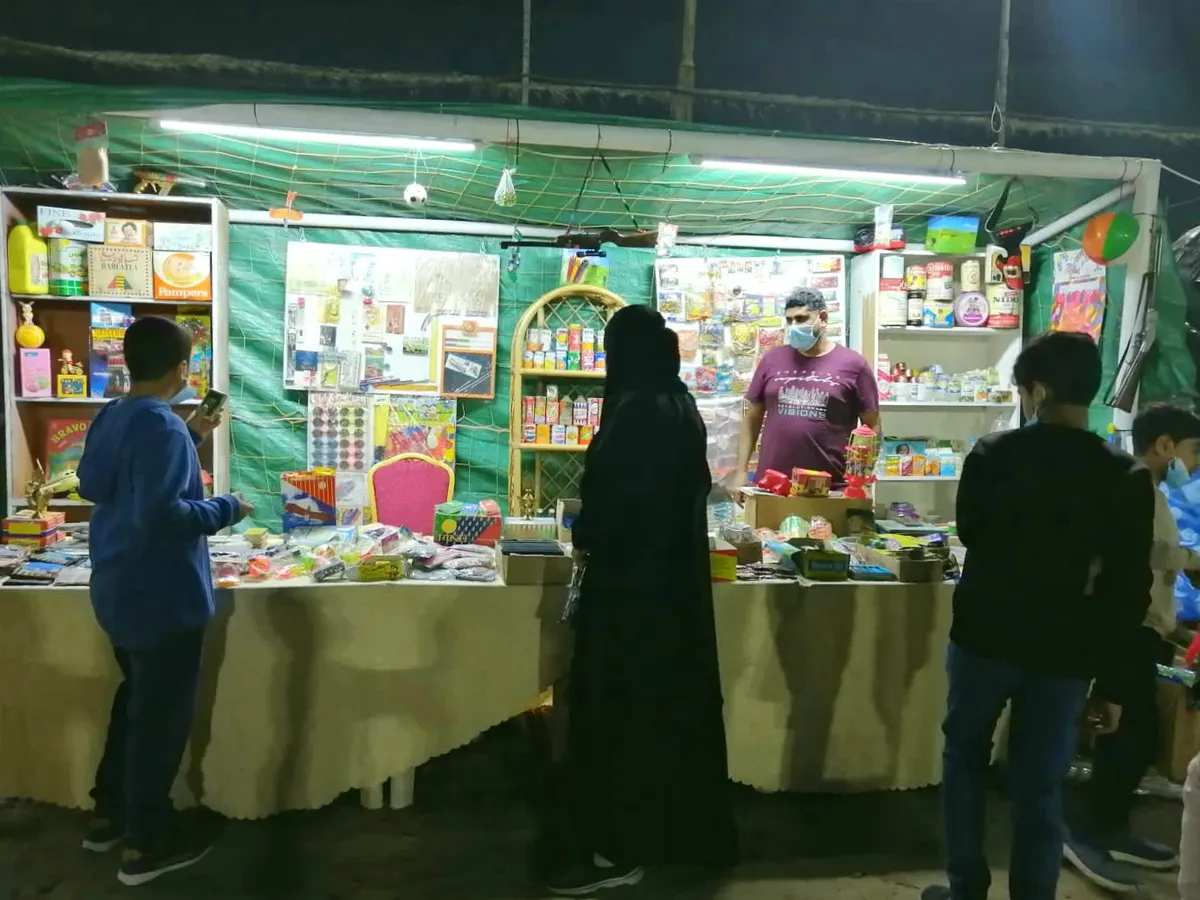من الجارودية.. دكان من «اللوّل» يجتذب زوار مهرجان «حلة محيش».. علبتا بيبسي بألف ريال و«علكة غرندايزر» بـ600