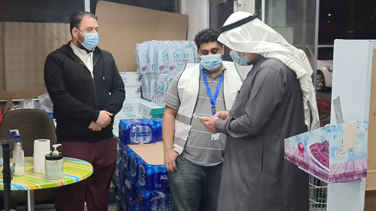 بمشاركة البلدية في القطيف.. ٧٠ متطوعًا يشاركون المحلات التجارية عبء التأكد من تطبيق الاحترازات