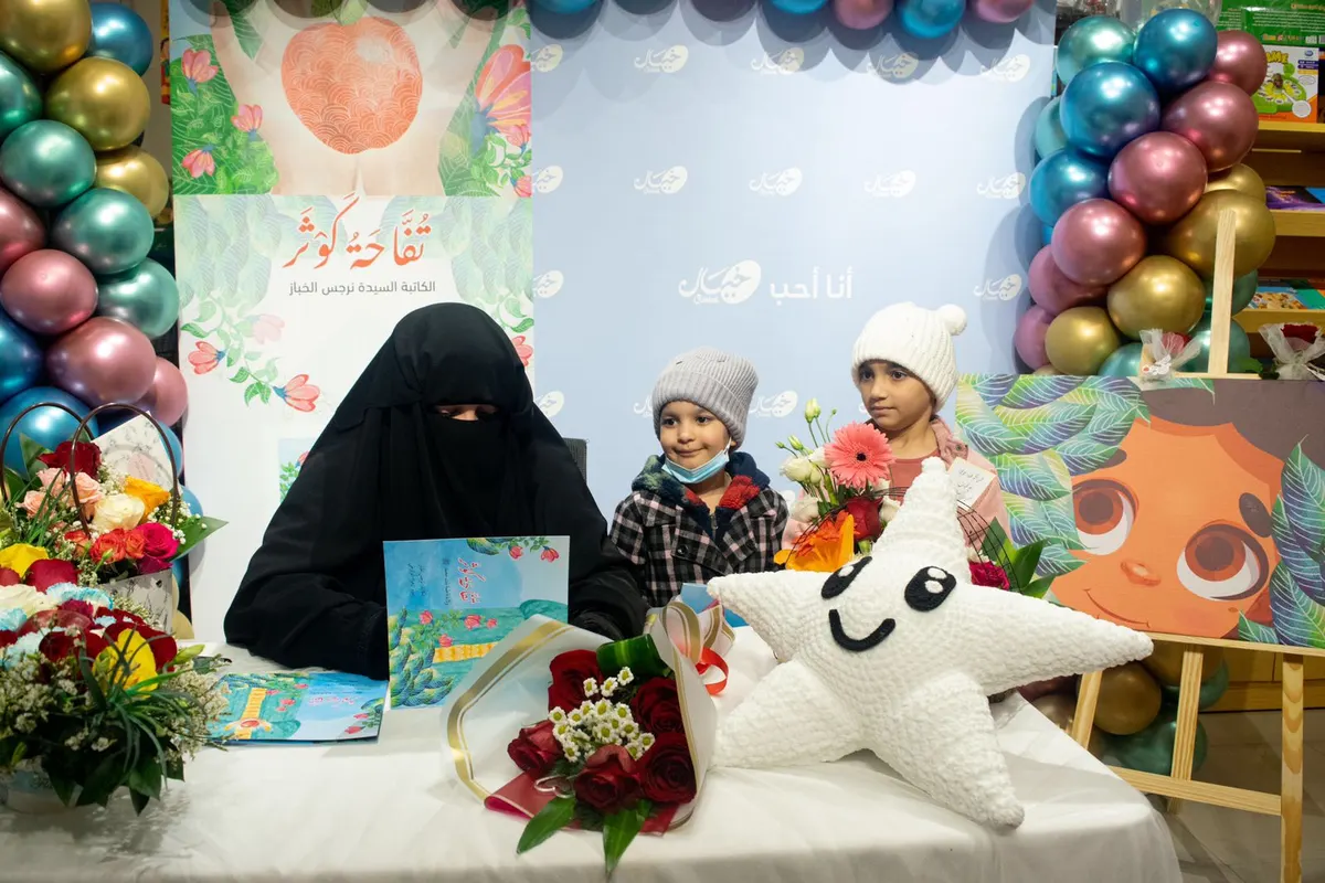 في القُديح.. الخباز تحكي للأطفال قصة ولادة الزهراء «ع» في إصدارها «تُفاحة كوثر»