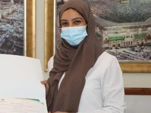 نظير مشاركتها الفعالة.. الإدارة العامة لشؤون التمريض بوزارة الصحة تكرّم «زينب الجشي»