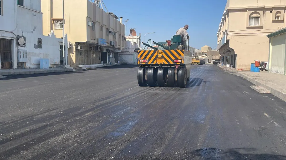 بمساحة إجمالية 34 ألف متر مربع.. البدء في أعمال صيانة وسفلتة شوارع دارين