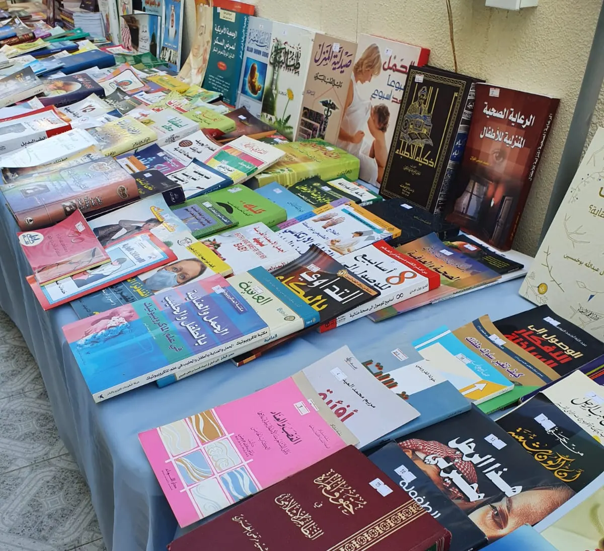 في القطيف.. 2000 كتاب مستعمل تبحث عن قرائها.. غياب شهدته النسخة الـ 15 لفعالية «الشموع»