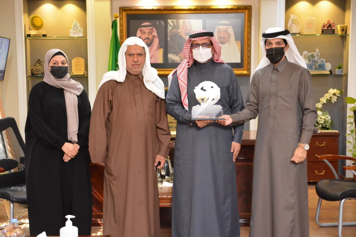 «تفوق التوبي» تطلع تعليم القطيف إنجازاتها وخططها.. وتقدم درعًا تذكارية لمدير المكتب