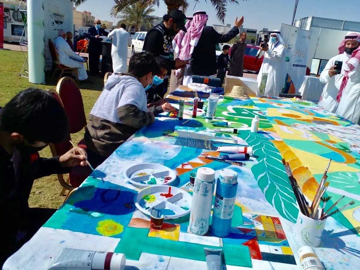 على واجهة سيهات البحرية.. زوار «عطاء بلا حدود» يصافحون ذوي الإعاقة بعبارات ملونة في أطول لوحة جدارية
