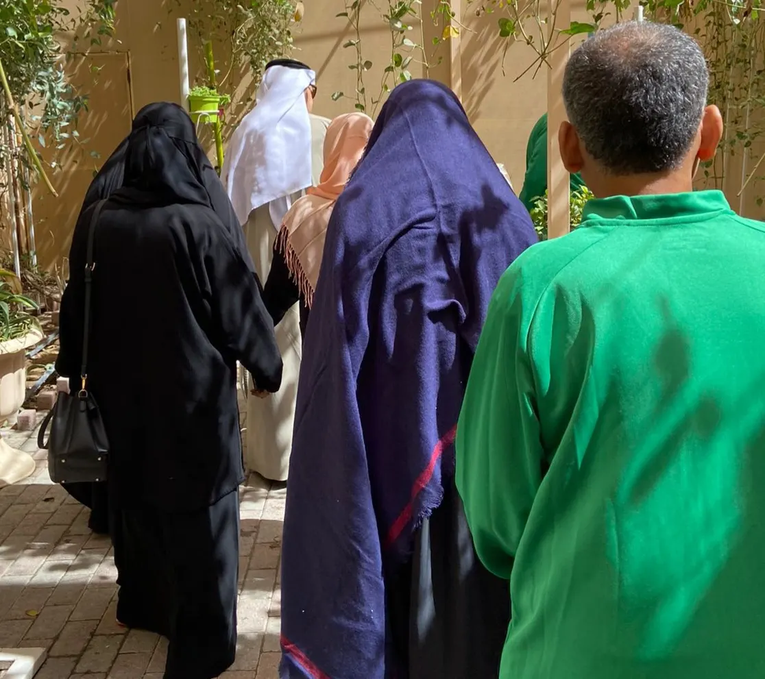 في سيهات.. «سعادة» يصطحب 30 نزيلًا إلى رحلة للأحساء