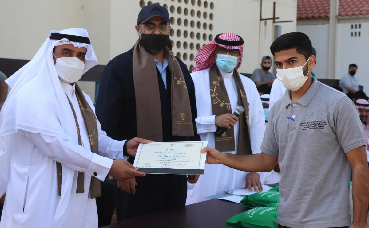 بالأسماء.. تقنية القطيف تكرّم الأوائل على تخصصات الكلية