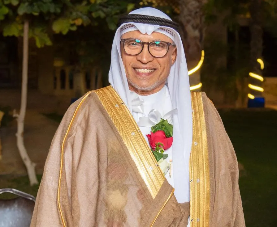 من التوبي.. بعد 35 عامًا من العطاء.. جعفر الطيّار بأم الحمام تكرّم المعلم «أحمد الموسى»
