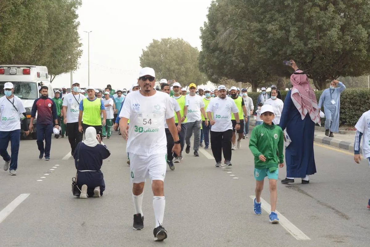 متحدين غبار القطيف.. «الصحة» تجمع 200 مشارك للمشي على الواجهة البحرية.. بينهم نساء وأطفال وكبار في السن