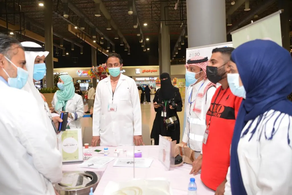 من توعية شبكة القطيف الصحية بأمراض الكلى.. عبدالله المسقلب مثال حيّ لـ المتبرعين.. سرد قصته أمام 500 زائر