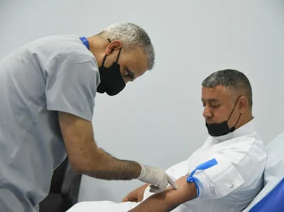 في يوم تدشينها.. أبناء القطيف يهبون وحدة التبرع بالدم بمركز الأمير محمد 35 وحدة دم