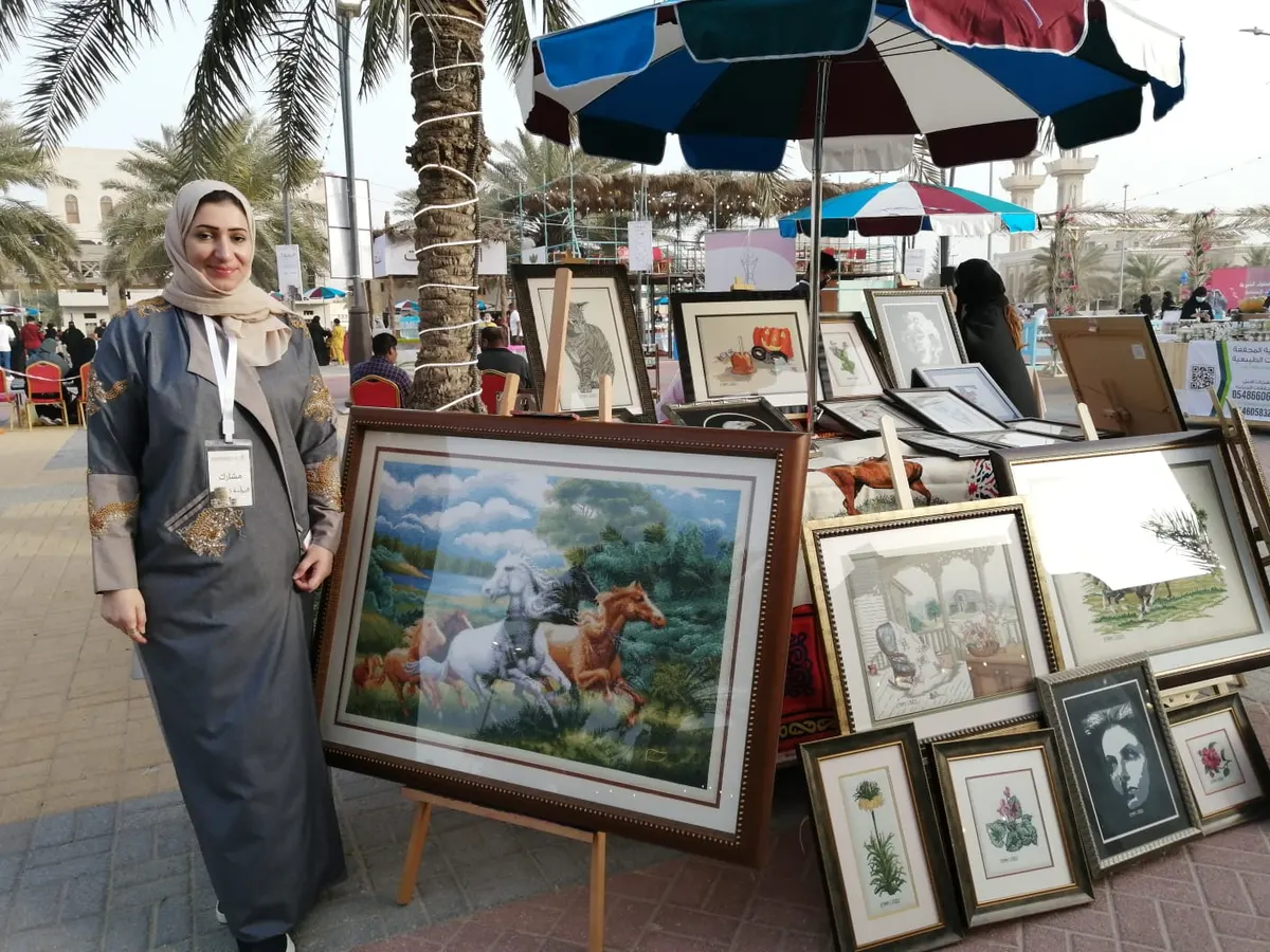من البحرين.. ابنة القديح إيمان الناصر تحط برحال «الكانفا» في قلب براحة القطيف
