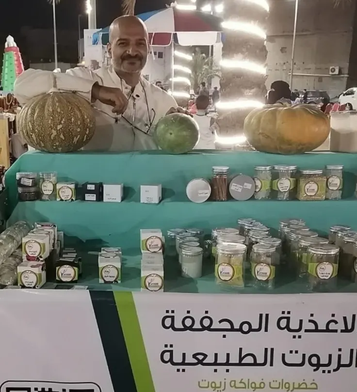 من الجش.. منصور آل علي.. يدٌ في الطب الشعبي وأخرى في العلاج الانعكاسي.. بدأ سائقًا وانتهى به المطاف لـ مدرب دولي