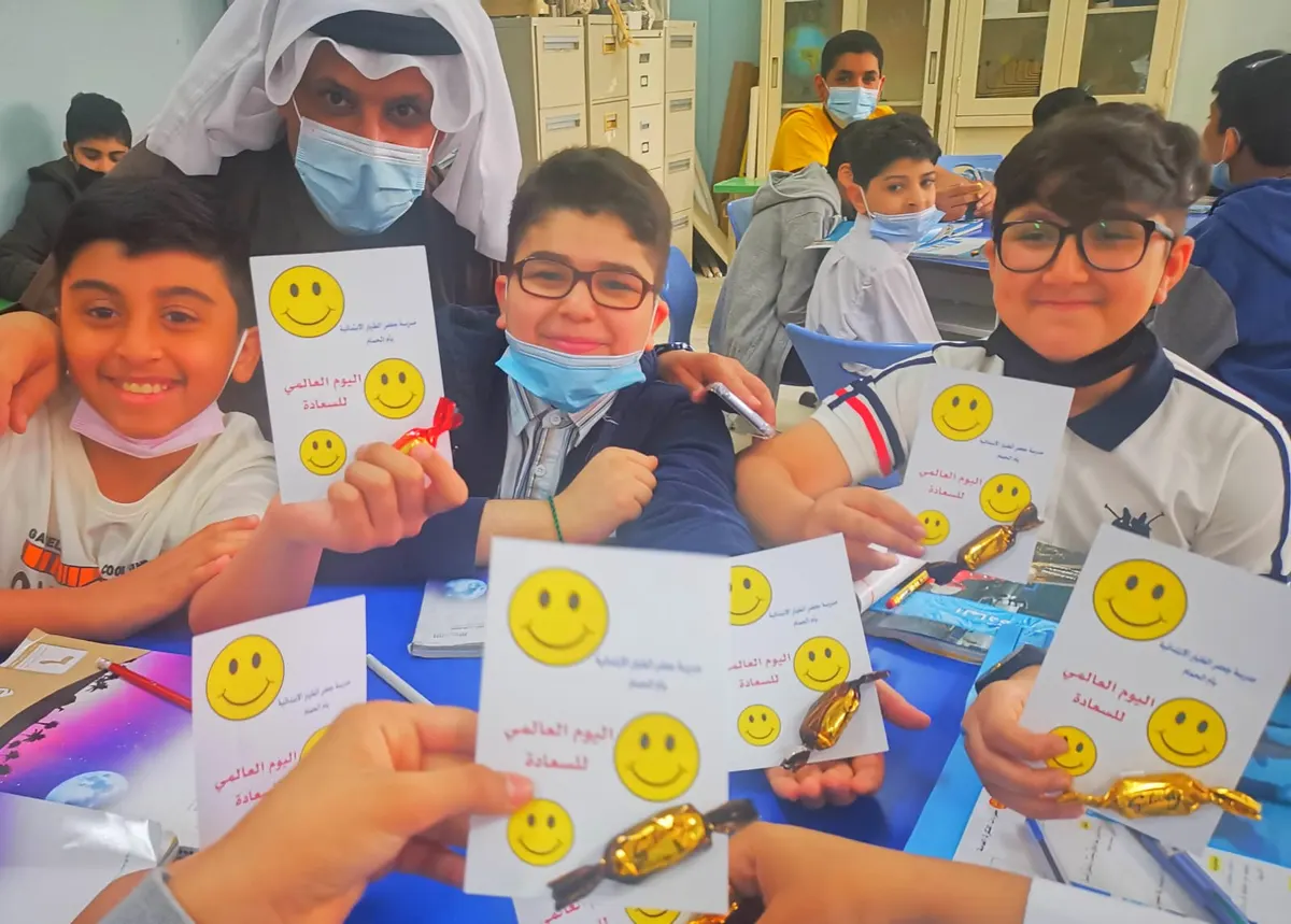 في أم الحمام.. بـ الورود والرسائل والشوكولاته.. ابتدائية جعفر الطيار ترسم يوم السعادة لطلابها