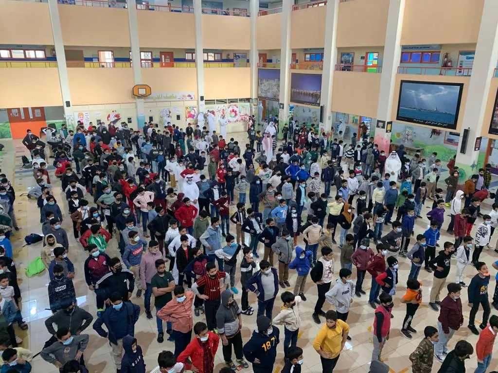 في القطيف.. فصل دراسي كامل لأول مرة بحضور أكثر من 100 ألف طالب وطالبة.. والمدارس تستقبلهم بالورود