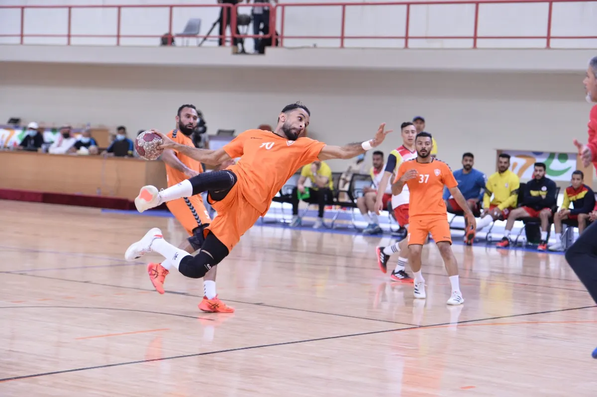 مضر والخليج يواصلان حصد النقاط وصدارة ممتاز اليد