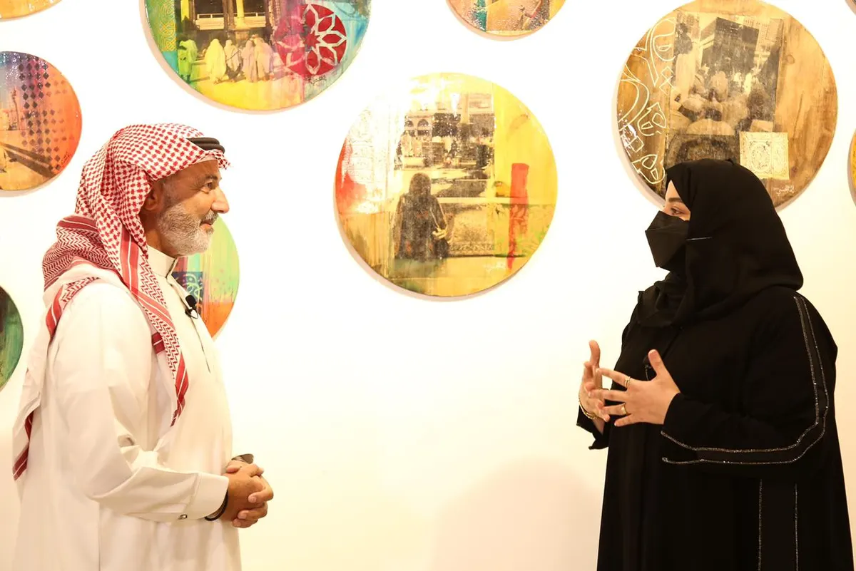 من القطيف إلى الرياض.. إيمان الجشي ترفع تلبيات عشرة أعوام في 60 عملًا تشكيليًا