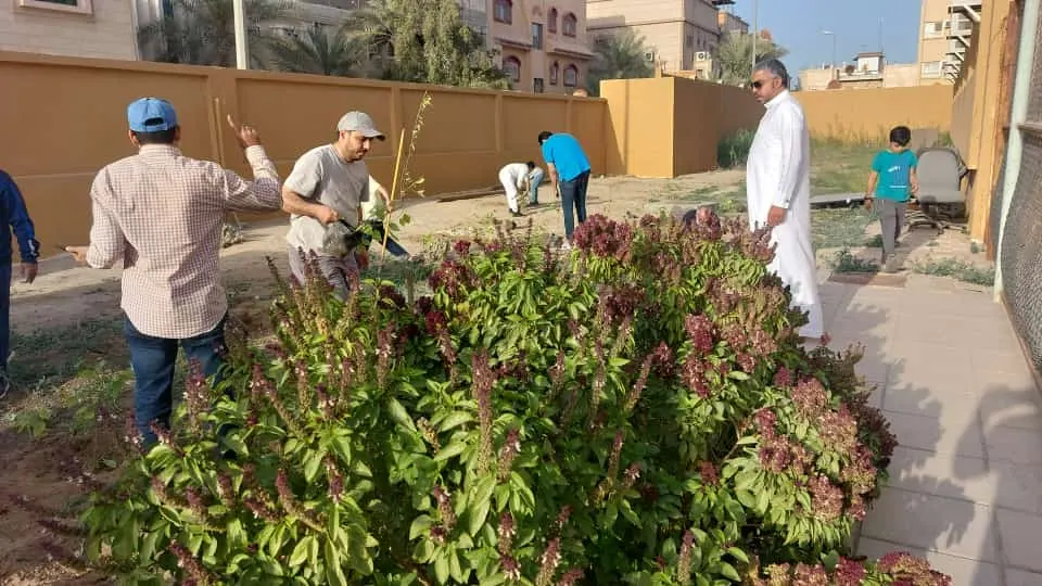 في أم الحمام.. آباء وأبناء يحولون التراب خضرة.. شجّروا ابتدائية جعفر الطيار تزامنًا مع أسبوع البيئة
