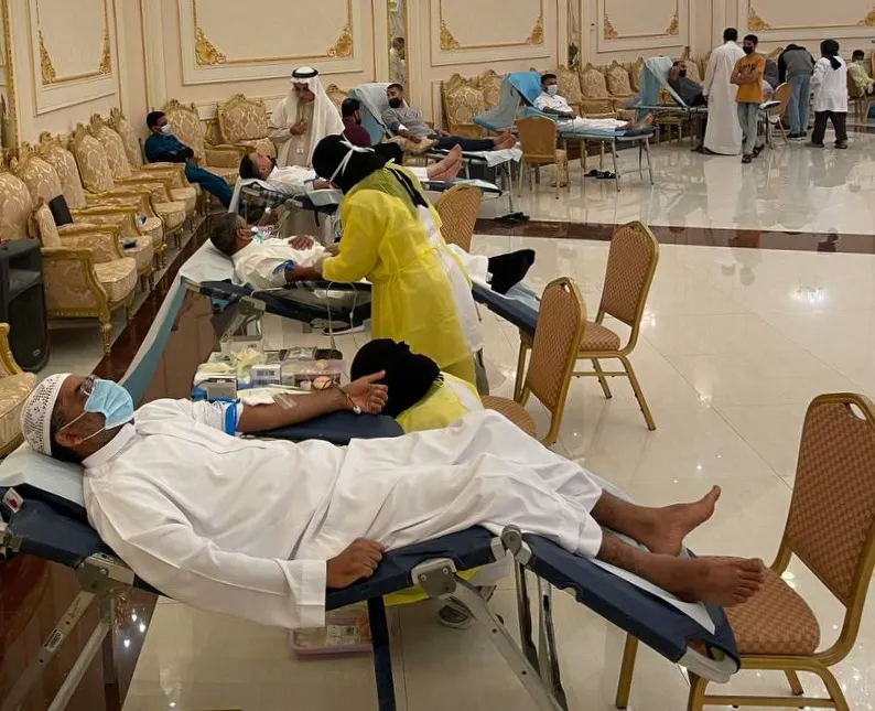 في القديح.. أبناء القطيف أخوة بـ«الدم».. 271 متبرعًا ينجحون «حملة مضر».. بينهم أشقاء من لبنان ومصر