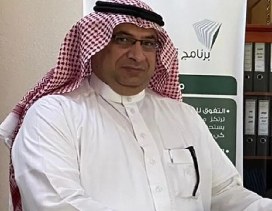 من العوامية.. لتميزه في اختبارات الرخصة المهنية لعام 2021.. وزارة التعليم تكرّم المعلم «حسين الفرج»