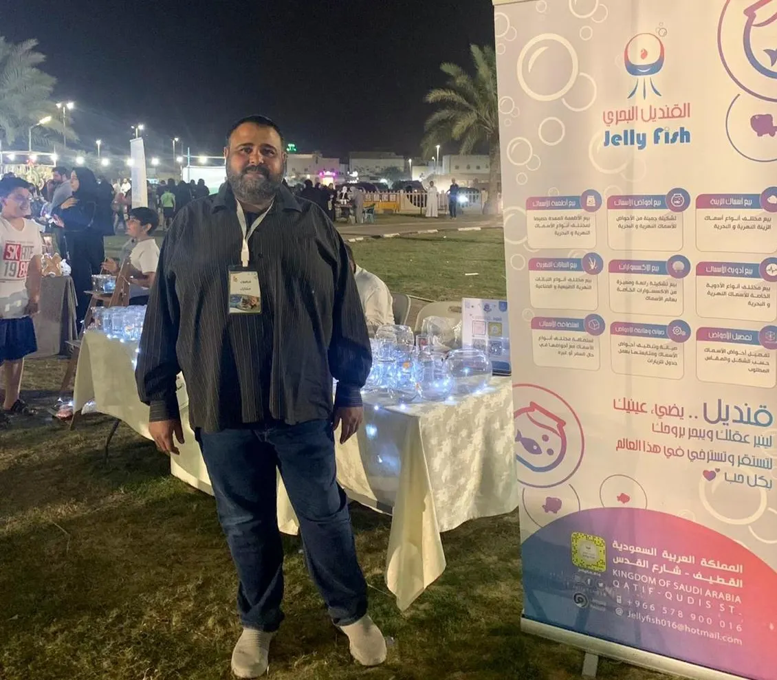 في القطيف.. «القنديل البحري» حكاية مشروع ولد بالصدفة.. غربة هشام حبارة في الأردن قبل 19 عامًا خلقت صداقته بالأسماك