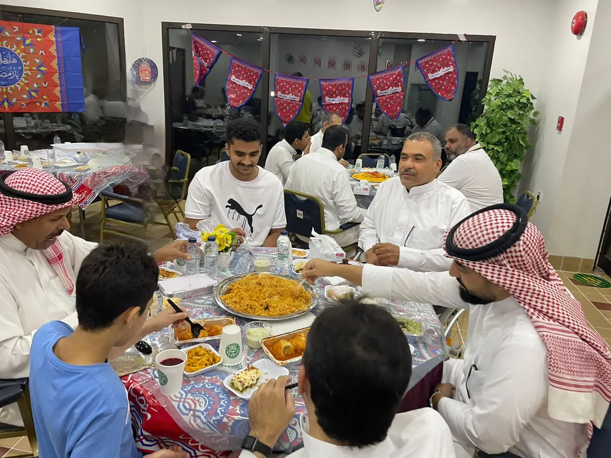 تعزيزًا لـ الترابط الأخوي.. نزلاء جمعية سيهات وأقاربهم ومجلس الإدارة على مائدة إفطار واحدة
