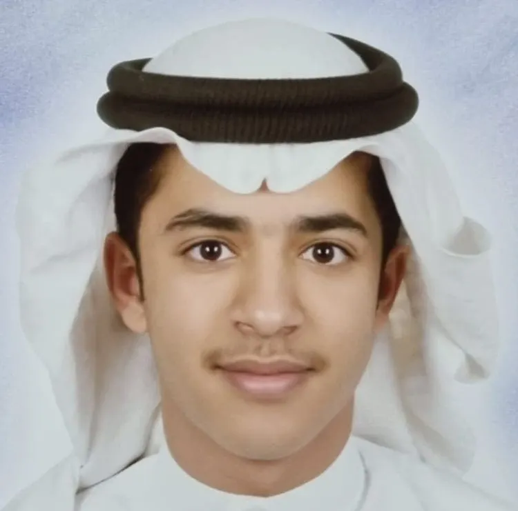 نظير مشاركته المتميزة في أولمبياد اللغة الإنجليزية العالمي 2022.. «محمد الفرج» على منصة التكريم