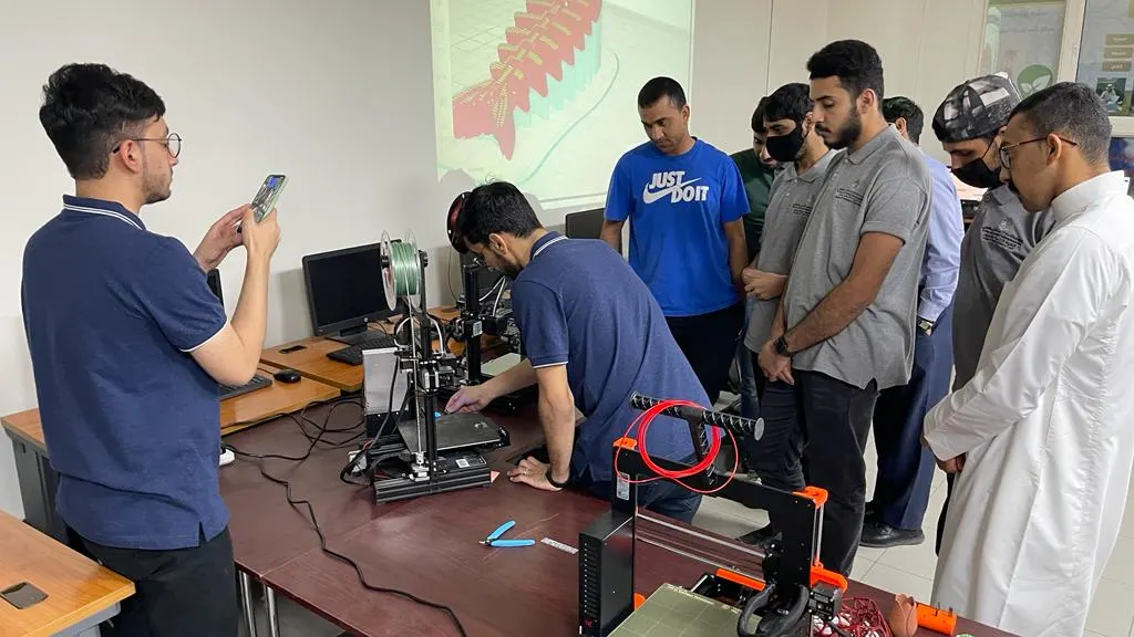 المهندس سلمان آل إبراهيم يكشف أسرار الطباعة ثلاثية الأبعاد لمنسوبي تقنية القطيف