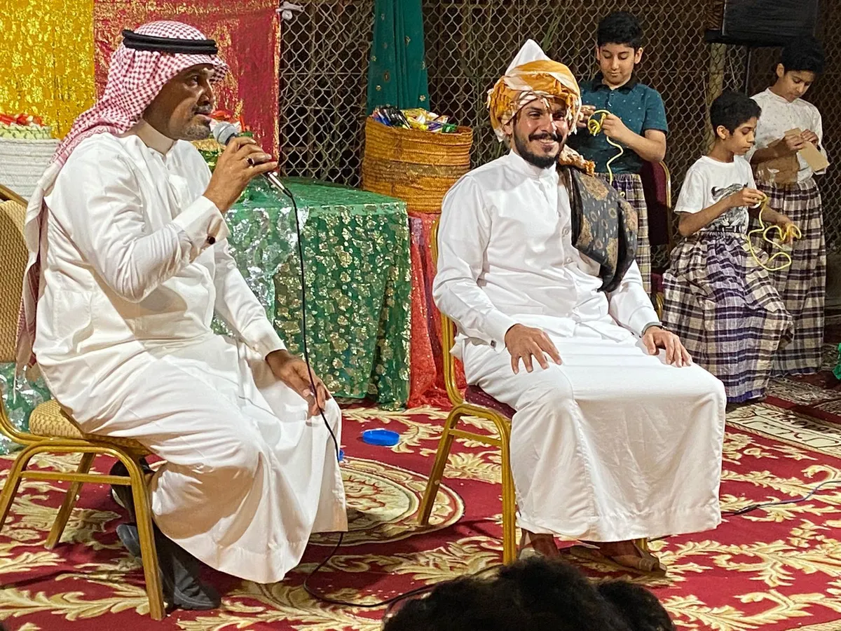 شبّاب المحمدي ينقل ليالي طيبة الرمضانية لبستان قصر تاروت