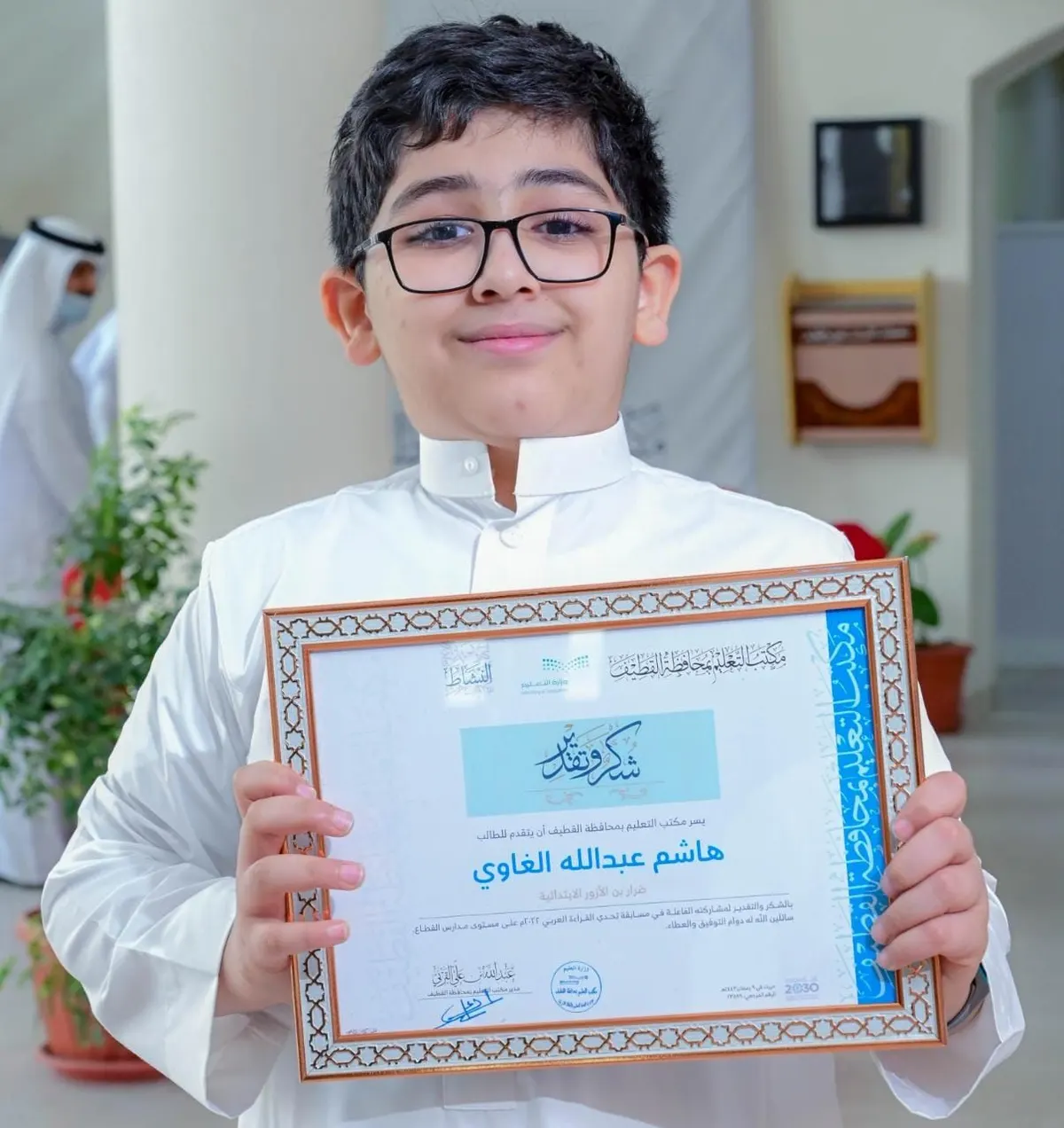 لتحقيقه المركز الخامس بمسابقة تحدي القراءة العربي بالقطاع.. مدير تعليم القطيف يكرّم الطالب «هاشم الغاوي»