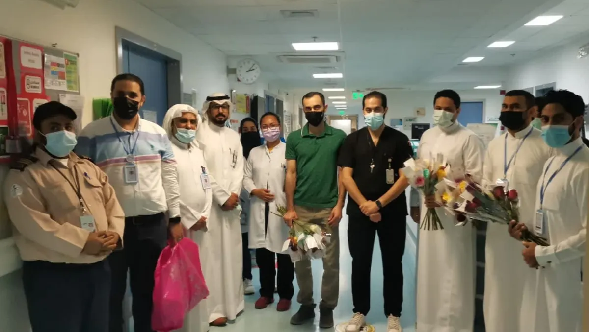 بأكثر من 100 وردة.. جمعية الجارودية تستبق العيد وتهنئ مرضى وعاملي مركزي القطيف