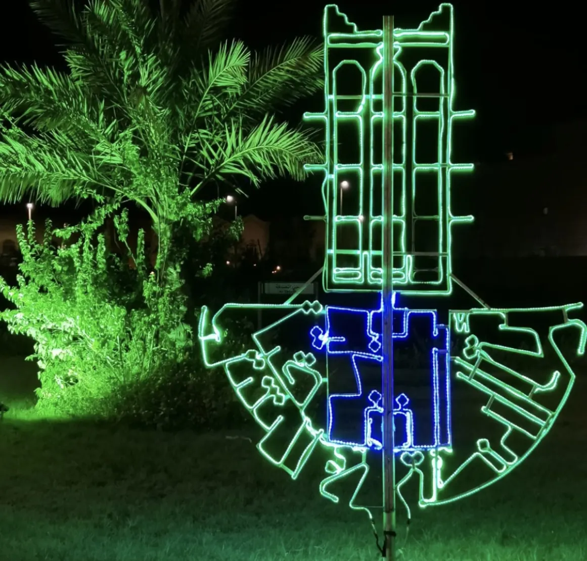 في القطيف.. البلدية تعايد الأهالي بالهدايا وعروض الليزر