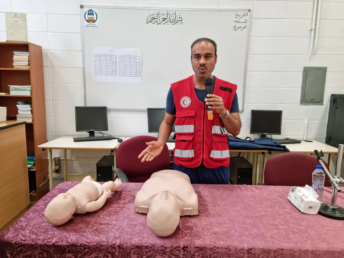 متوسطة القطيف تدرّب طلابها على «الإسعافات الأولية».. صور