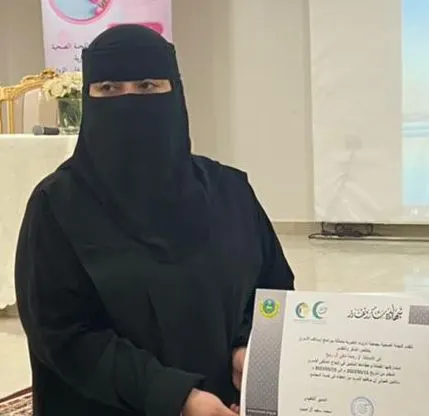 من التوبي.. لمشاركتها في إنجاح الملتقى الأسري.. اللجنة الصحية بجمعية تاروت الخيرية تكرم «رحمة آل ربيع»