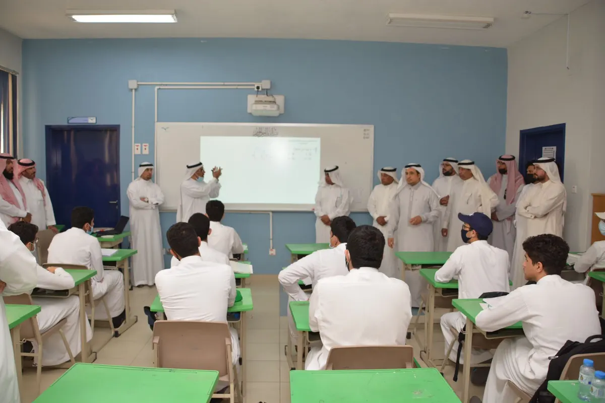 وفد تعليم رأس تنورة يزور مدارس القطيف ويطلع على تجاربها التعليمية