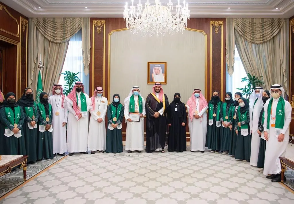 بينهم لمار الكاكا ومريم آل عبد الباقي.. ولي العهد يستقبل الموهوبين والموهوبات الفائزين في معرض آيسف 2022