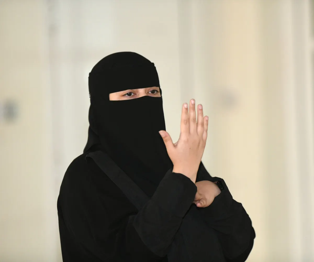 من التوبي.. رحمة آل ربيع تدرب مستفيدي فرع وزارة الموارد البشرية بالشرقية على لغة الإشارة