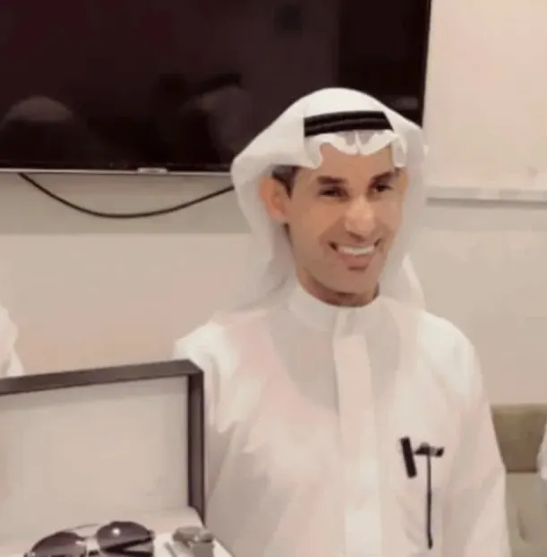 من سنابس.. لعطائه 34 عامًا في التعليم.. ابن القيم المتوسطة تكرّم المعلم والتشكيلي «عبدالعظيم الضامن»