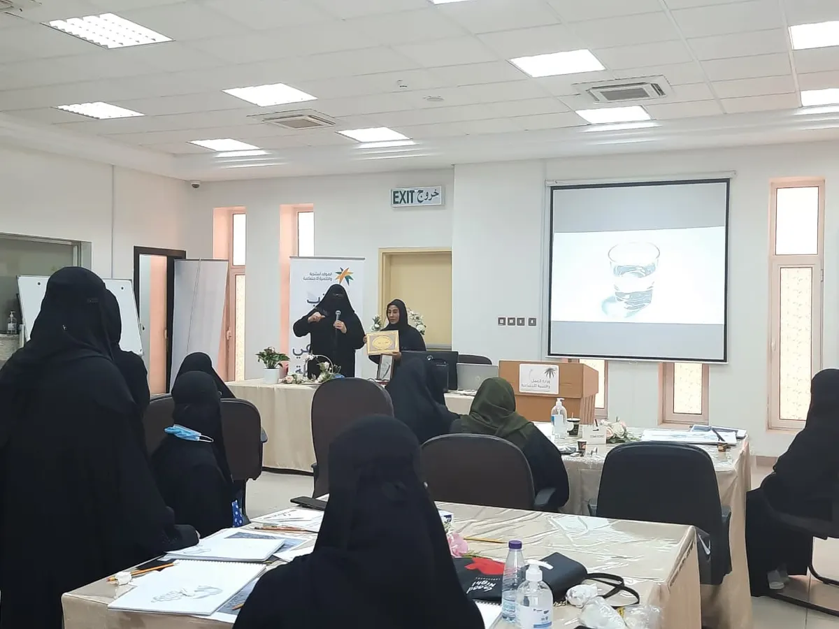 في ورشة قدمتها التشكيلية حميدة السنان.. ضمان القطيف يدرّب 20 مستفيدة على فنون الرسم بأقلام الرصاص