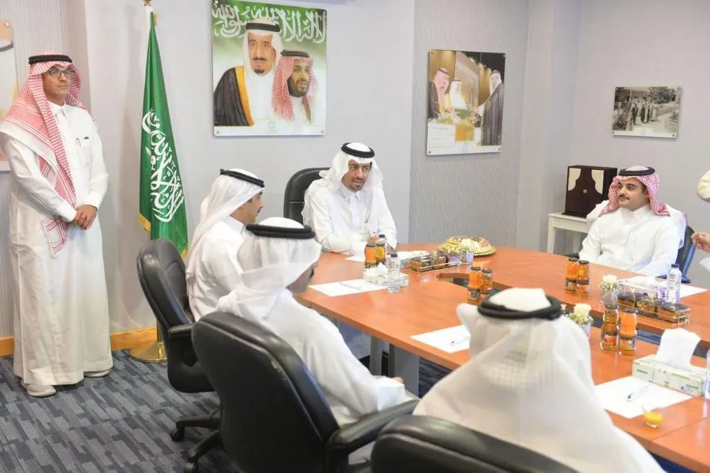 محافظ القطيف يقف ميدانيًا على سير عمل جمعية سيهات الخيرية.. ويشيد بمنجزاتها