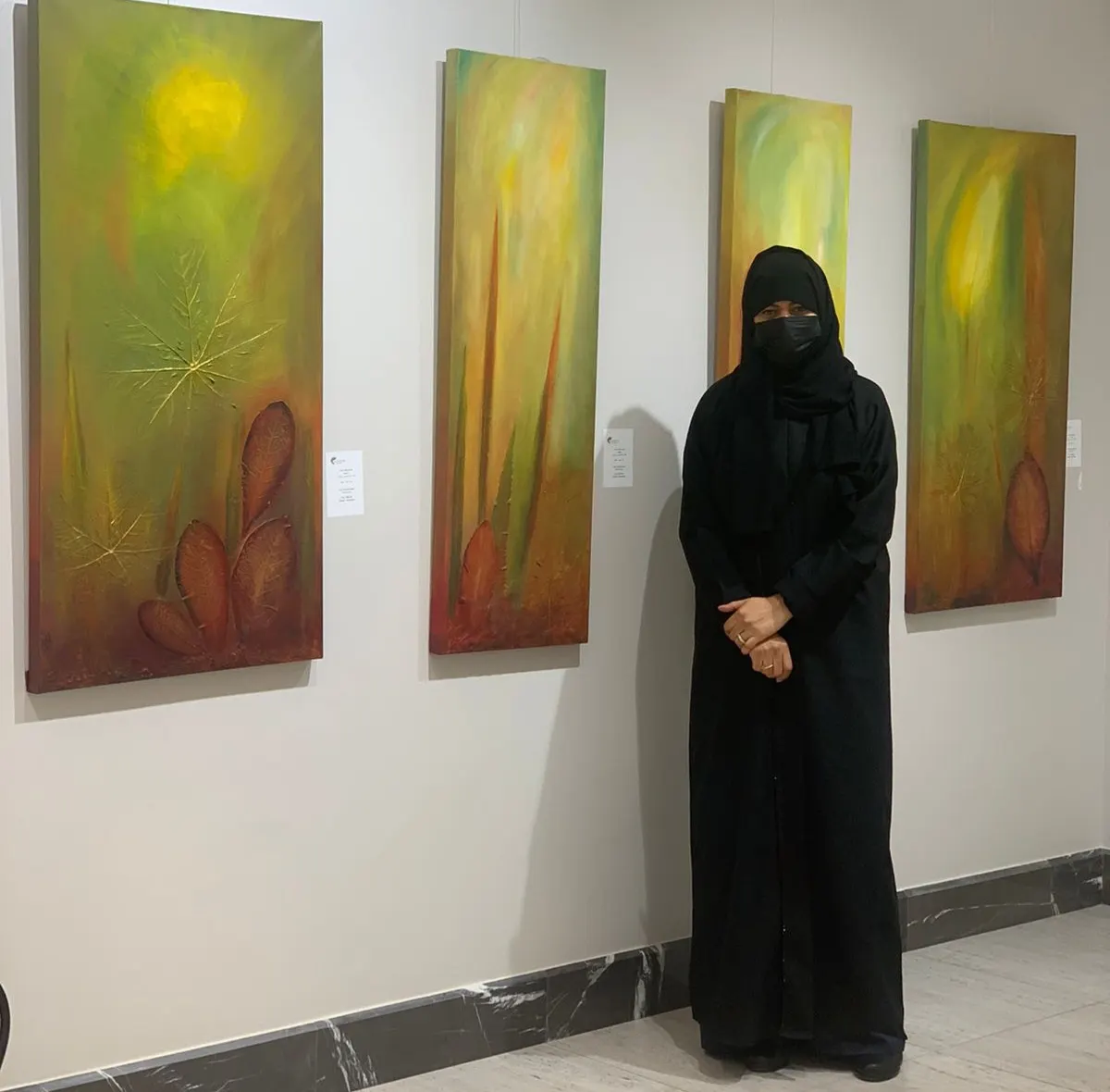 من التوبي.. بأربع لوحات.. دلال الجارودي ترسم «السمو» على جدران جاليري ورد الرياض