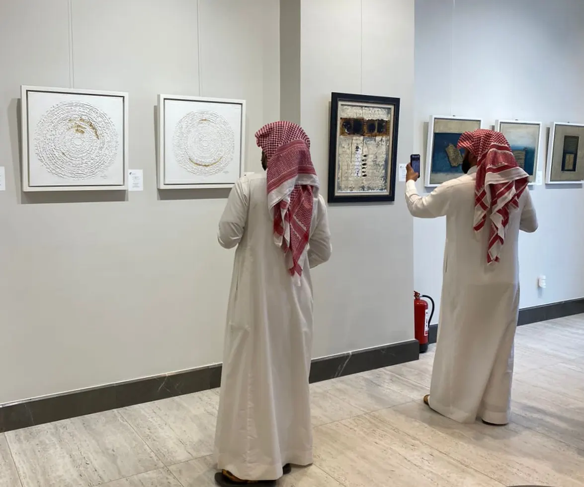 من سنابس.. صفية آل طلاق تعزف وتر التجريد في الرياض بـ11 لوحة
