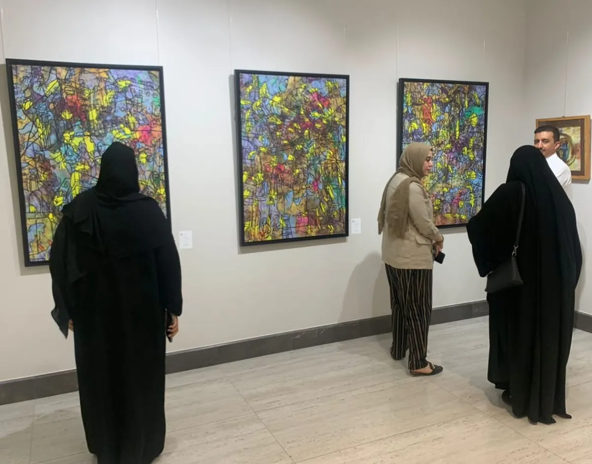 بـ أقمشة وشمع وأصباغ.. عواطف آل صفوان تسافر بـ«الباتيك» من سنابس إلى الرياض