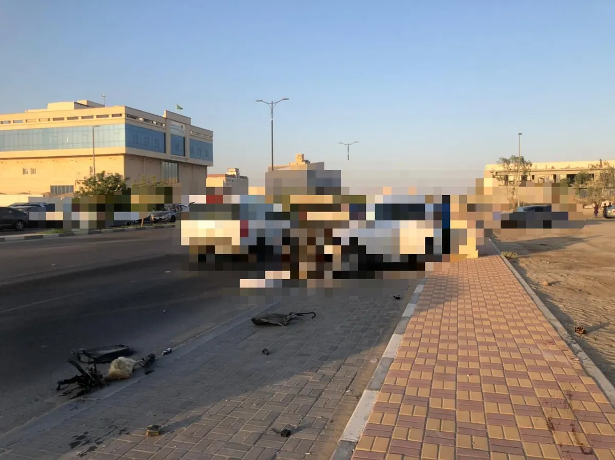 على شارع الهدلة بالقطيف.. حادث سير جماعي.. وتناثر حطام السيارات على جانب الطريق