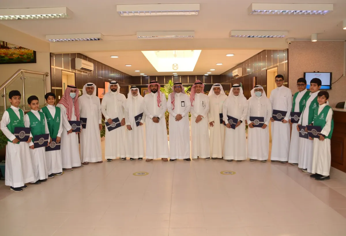 بالأسماء.. مدير تعليم القطيف يكرّم المشاركين في فعاليات معرض «ملتقى الإرشاد بالأقران»