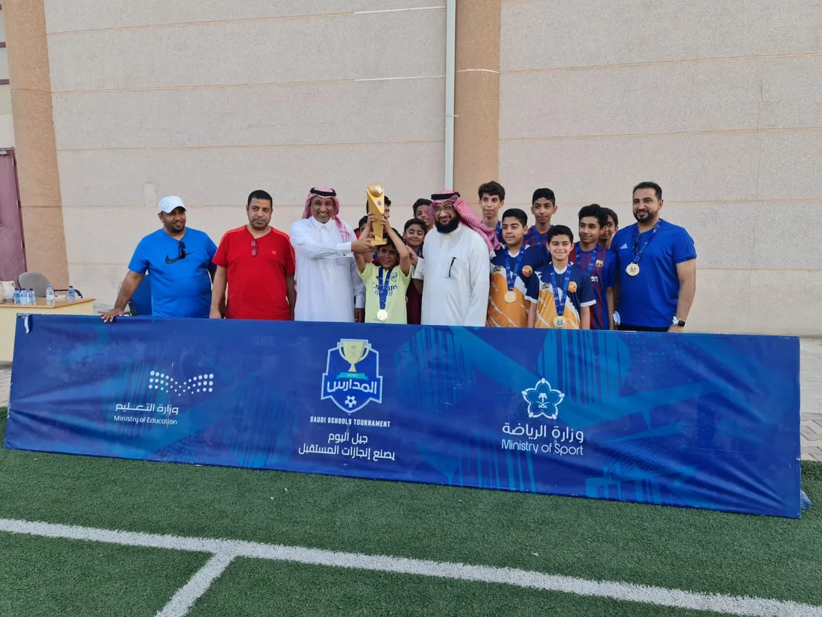من أم الحمام.. البحتري تتوّج بكأس بطولة مدارس الشرقية للمرحلة المتوسطة في كرة القدم
