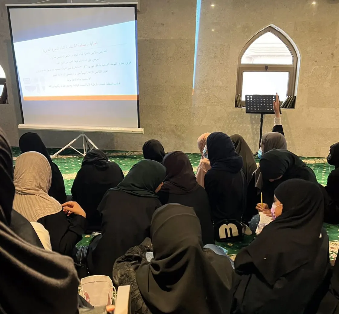 في الجش.. الممرضة سعاد آل حمد تساعد 30 فتاة على تجاوز قلق مرحلة البلوغ